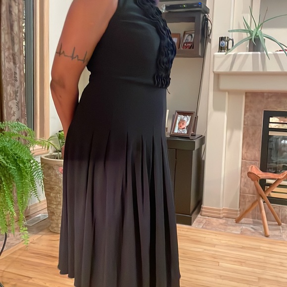 A beautiful just past the knee black dress - Picture 2 of 4